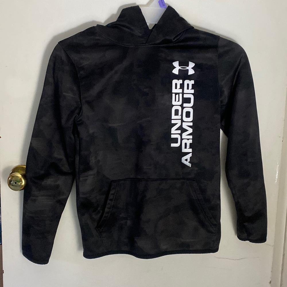 Under Armour boys hoodie like new condition youth xl
